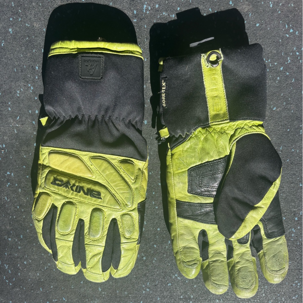 Dakine Men’s Gore-Tex Leather Snowboard Gloves, size L.